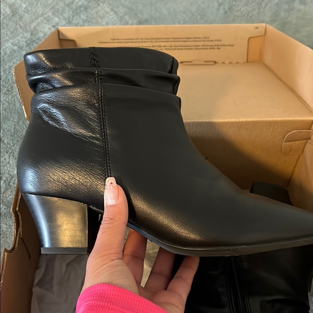 Clarks Black Ankle Boots Sleek Leather Design